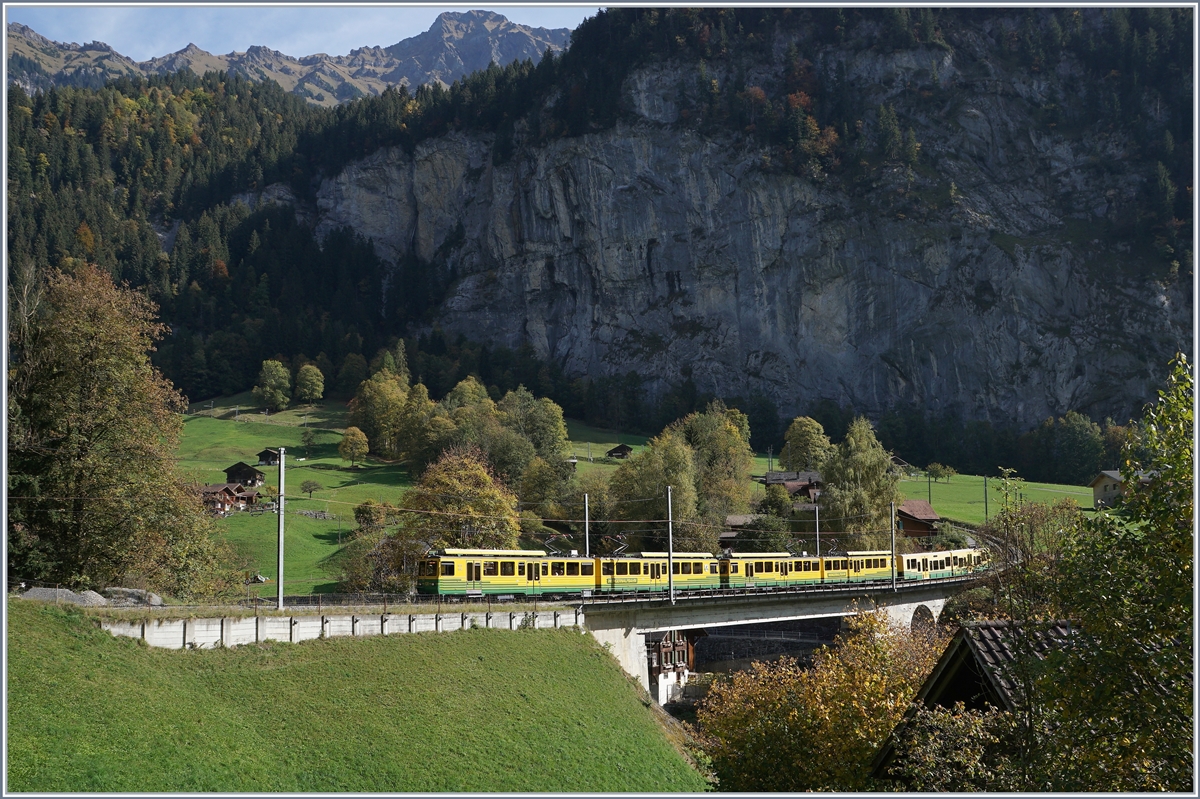 WAB BDeh 4/8 comming from the Kleine Scheidegg are arriving at Lauterbrunnen.
16.10.2018