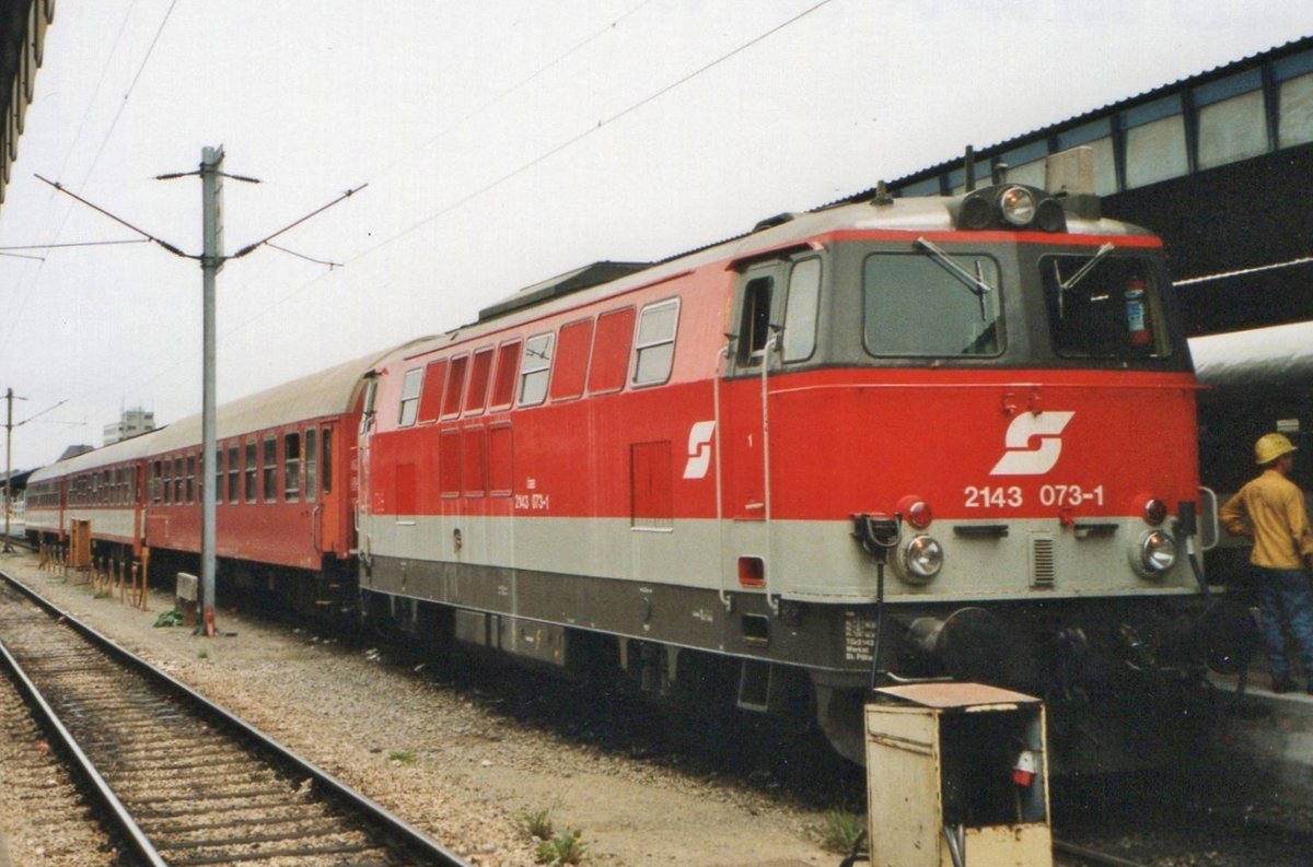 With a regional train from Bratislava, 2143 073 ends her journey at Wien Süd on 24 May 2003.