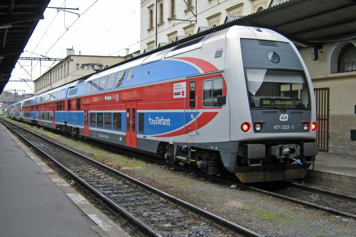 With an urban train, 471 033 departs from Praha-Masarykovo on 5 April 2017.