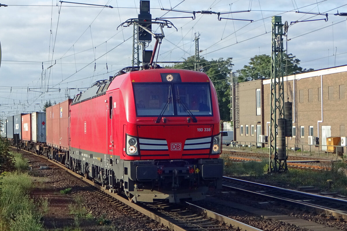 With some photo zoom, DB 193 338 could be saved to the SD-card at Celle on 19 September 2019 -she has yet to receive the  DB Cargo fahrt..  stickers.