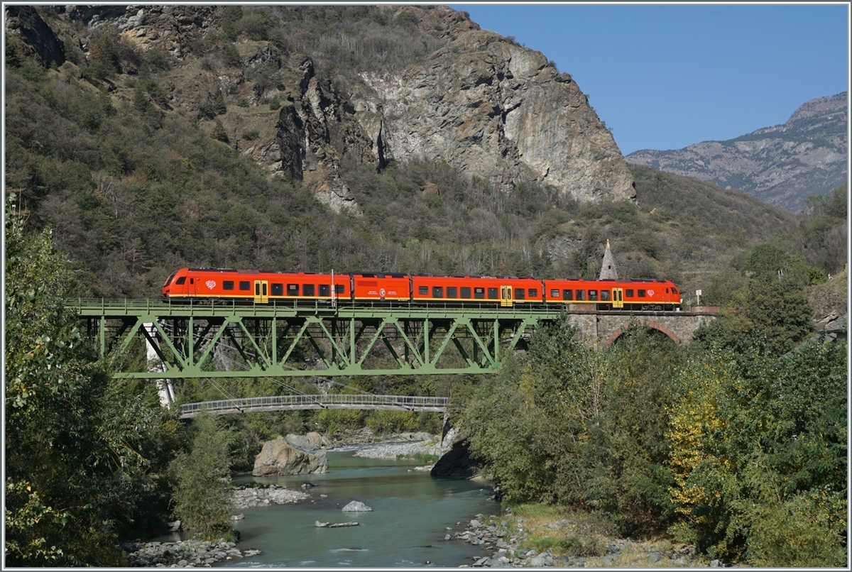With the FS Trenitalia BTR 813 (Flirt 3) through the Aosta Valley: And of course a picture at the Borgo bridge should not be missing. About halfway between Chatillon Saint Vincent and Verres, a bi-modular FS Trenitalia BUM BTR 813 is traveling as RV VdA 2722 from Aosta to Torino Porta Nuova and crosses the Dora Baltea river at Borgo.
October 11, 2023