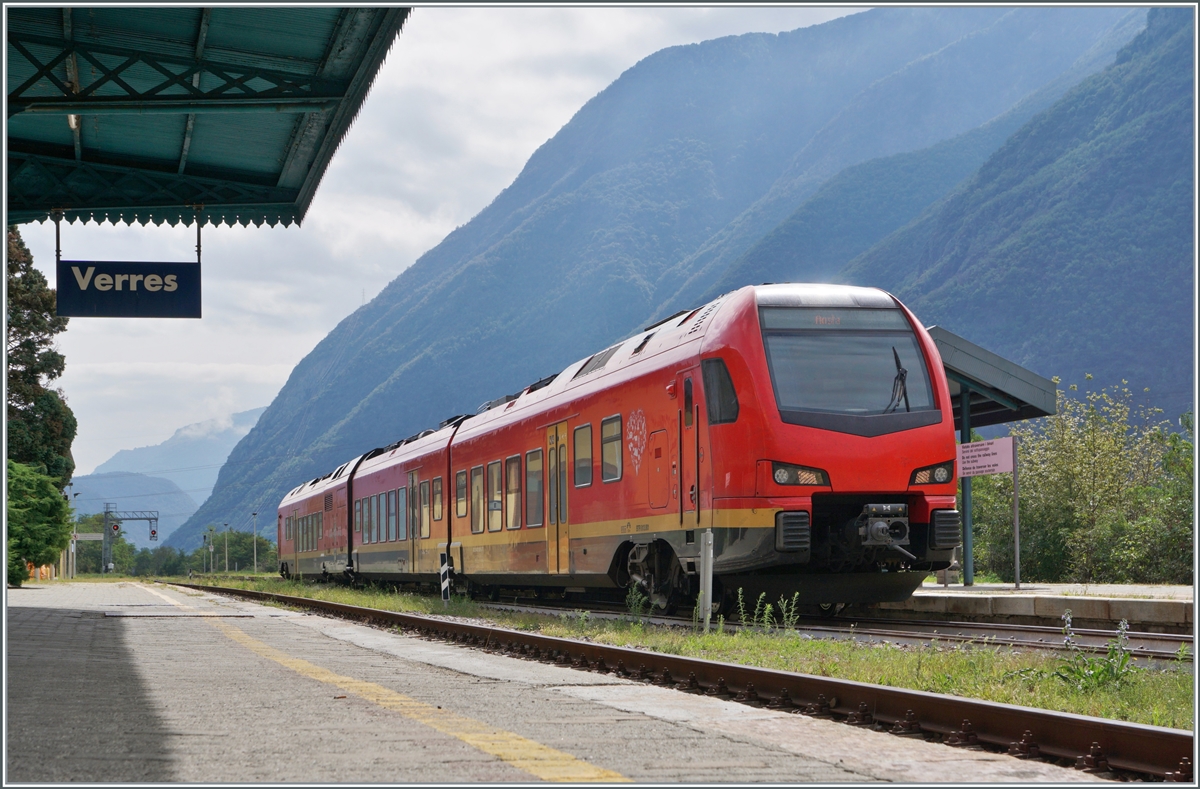 With the FS Trenitalia BTR 813 (Flirt 3) through the Aosta Valley: After Saint Martin, the FS Trenitalia BTR 813 001 reached the second stop in the Aosta Valley, the Verres train station. The Regional Veloce VdA 2725 will leave this after a short stop towards Aosta. Sept. 17, 2023