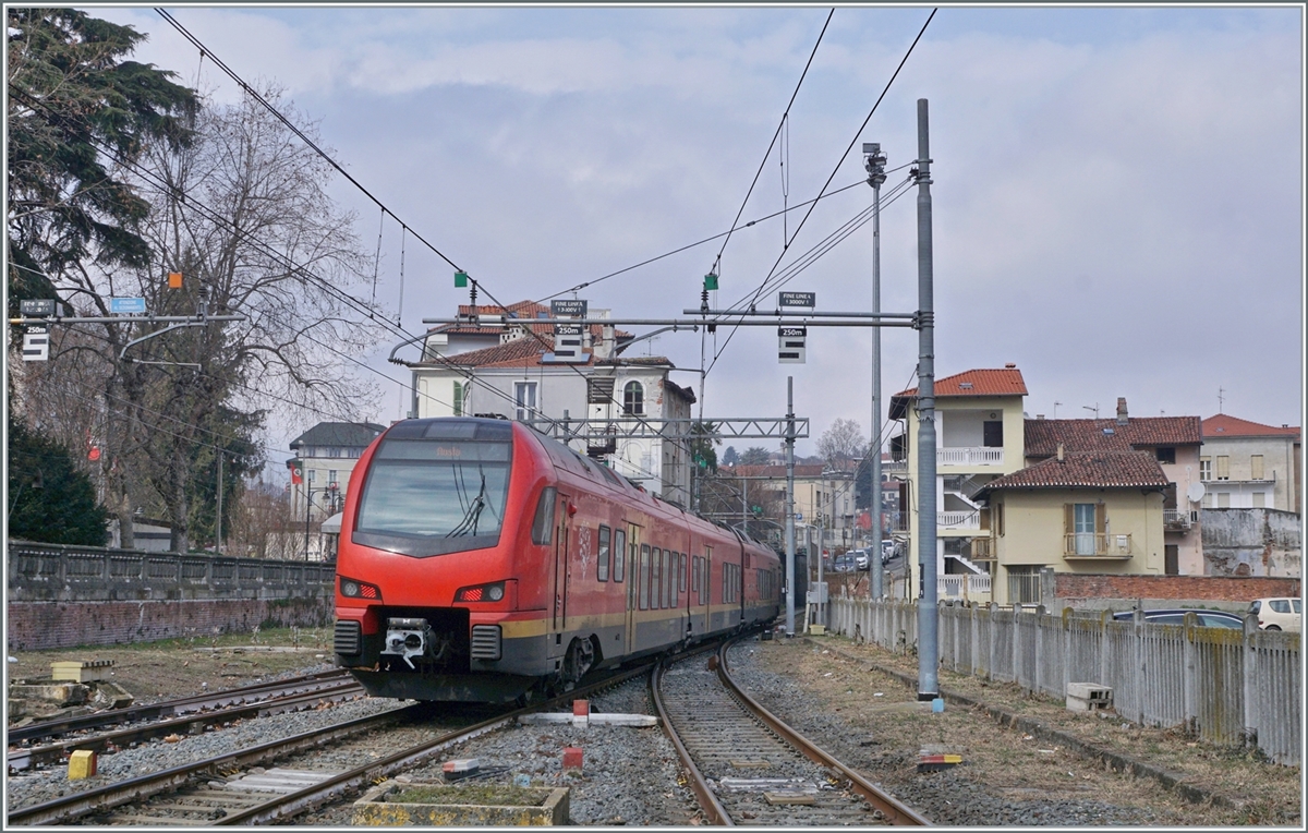 With the FS Trenitalia BTR 813 (Flirt 3) through the Aosta Valley: In Ivrea, the FS Trenitalia BTR 813 005 has not quite reached the Aosta Valley, but has reached the end of the electrified route. The signals on the contact line announce “Fine line 3000 V” and this after 250 m. And so the two-power multiple unit is now running on diesel from Ivrea and will soon reach the Aosta Valley.

February 24, 2023