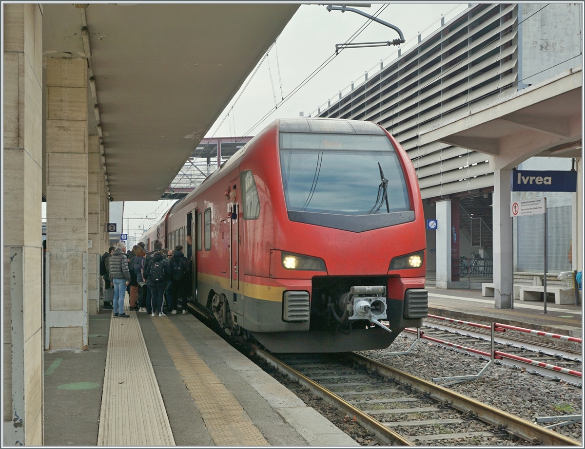 With the FS Trenitalia BTR 813 (Flirt 3) through the Aosta Valley: the FS Trenitalia BTR 813 005 has reached Ivrea, the contact line ends here, the BTR 813 is ironed out and ready for the journey to the Aosta Valley.

February 24, 2023 