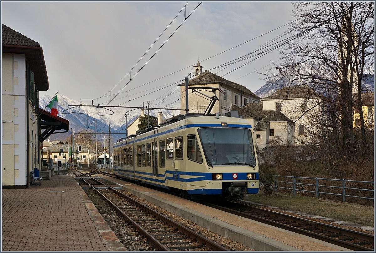 With the new timetables (from the 11.12.16) the fast service D 41 from Domodossola to Locarno runs now evry days all year. Here is the FART ABe 4/6 54 by his short stop in Trontano.
01.03.2017