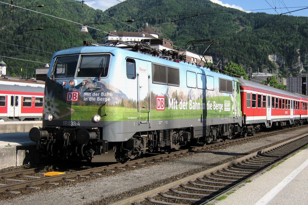 With the train into the mountains advertises 111 039 at Kufstein on 25 May 2012. In due time she will leave the mountains of Kufstein with an RB to Munich. 