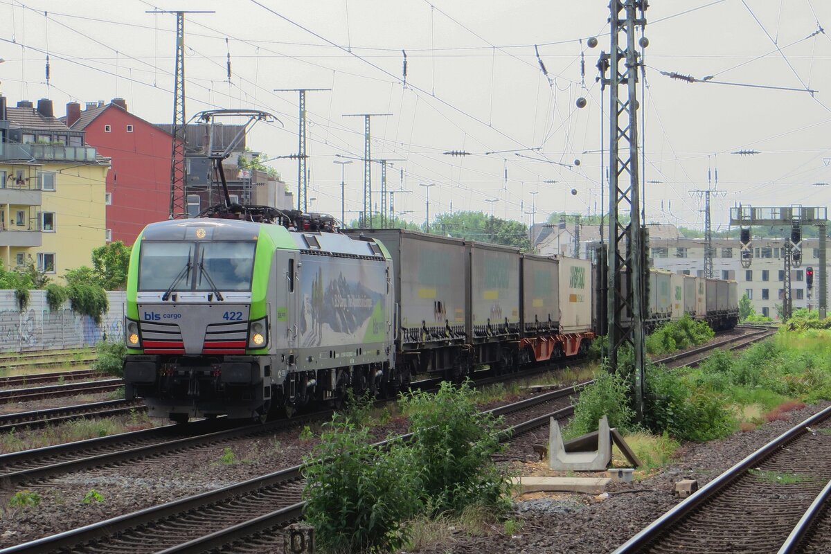 Within one minute on 19 May 2022 the weather turned from sunny to cloudy and murky and in the process, BLS 475 422 hauls the Ambrogio intermodal train through Köln West.