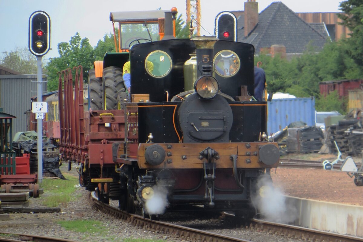 YVONNE shunts a quasi photo freight at Maldegem during the Steam Weekend on 6 May 2023.