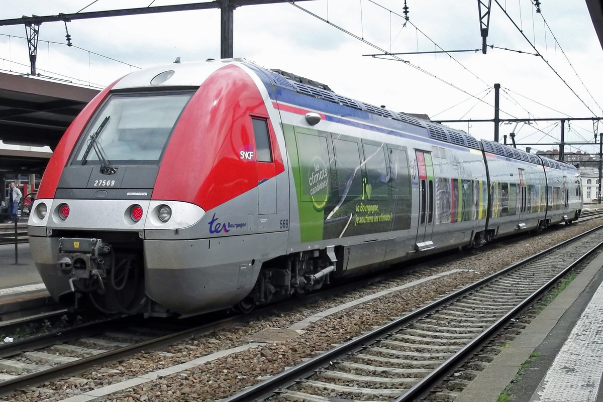 Z-27569 stands in Dijon on 2 June 2014. She wears the Bourgogne colours of SNCF that have a yellow front or nose at one end and a red nose c.q. frontd at the other end.