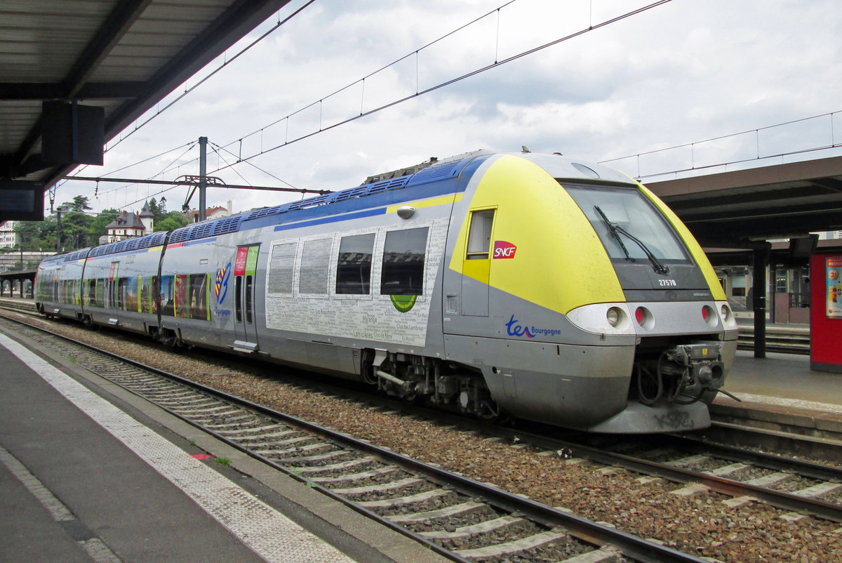 Z-27570 stands in Dijon on 2 June 2014. She wears the Bourgogne colours of SNCF that have a yellow front or nose at one end and a red nose c.q. frontd at the other end.
