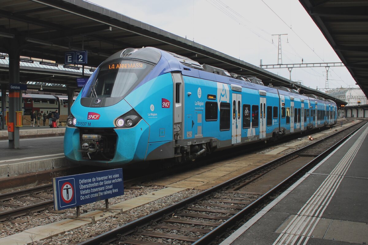 Z-31537 stands at Geneve on 31 December 2023 with a fast train to Bellegarde. 