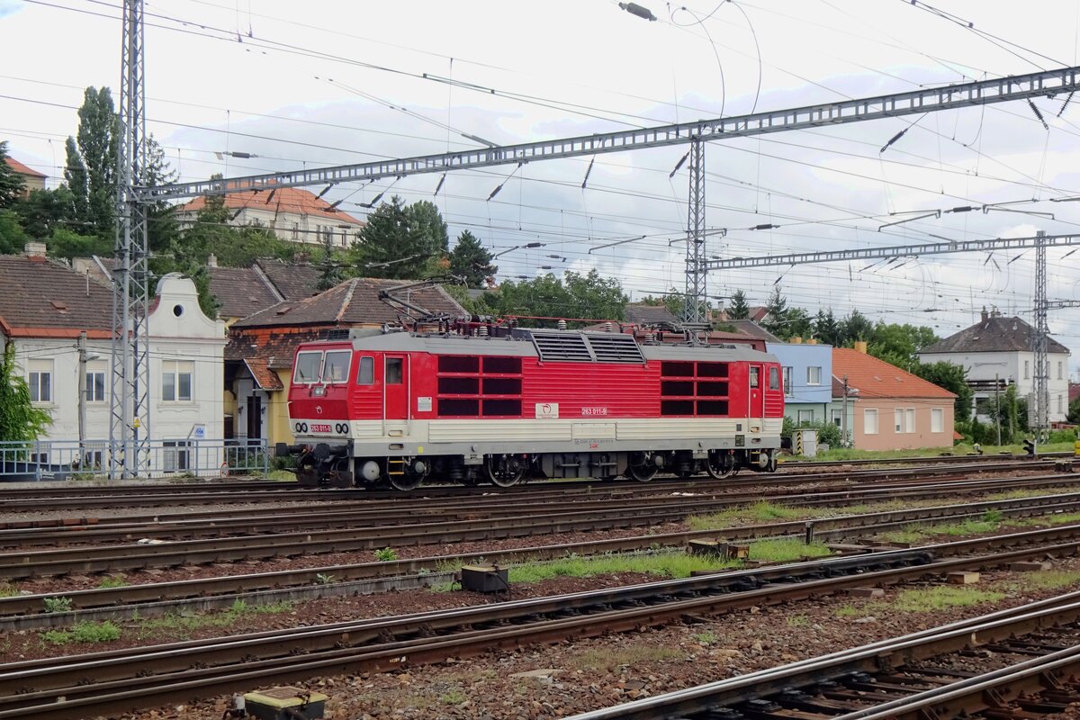 ZSSK 263 011 runs round at Bratislava hl.st. on 27 August 2021.