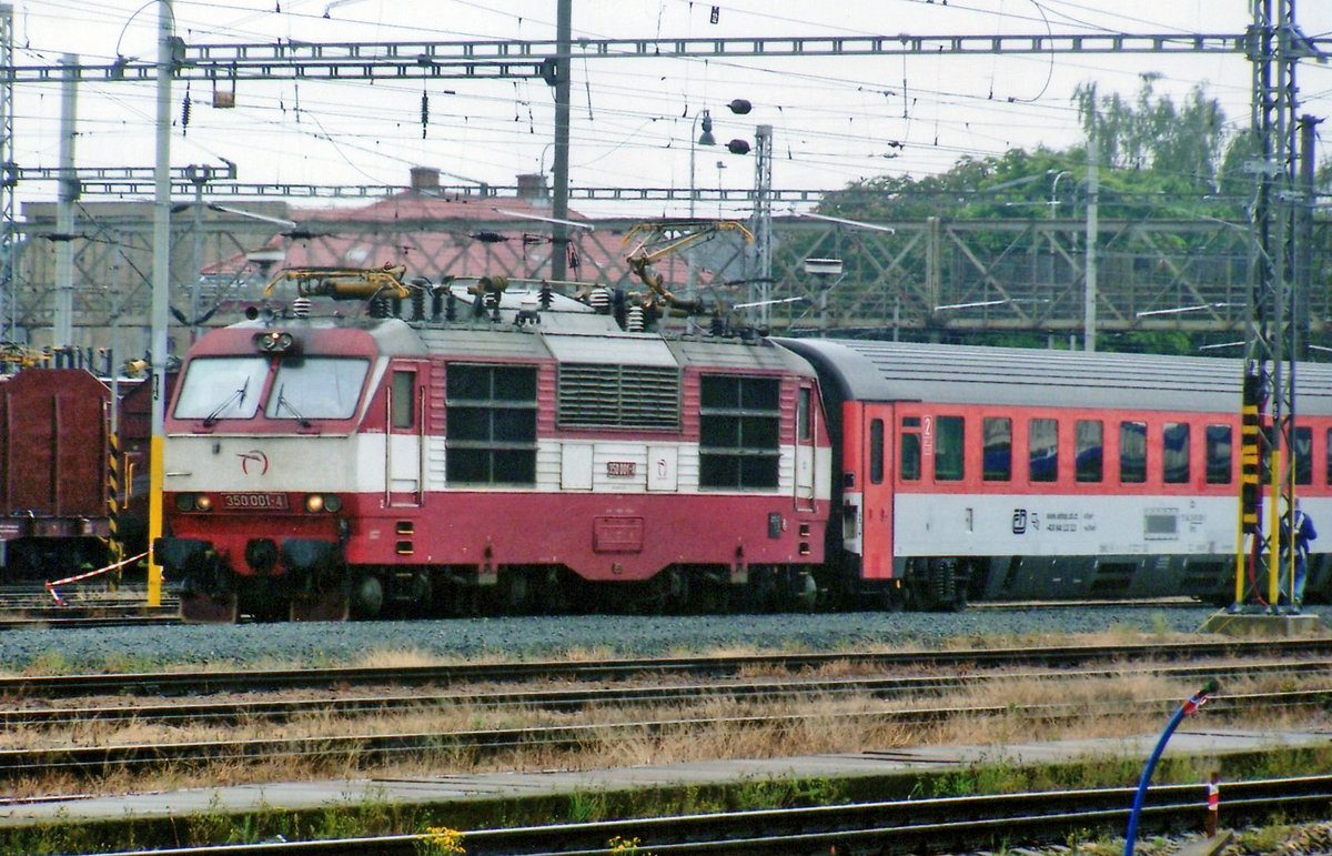 ZSSK 350 001 leaves Breclav on a rainy 28 May 2008 with a Prague-bound EuroCity.