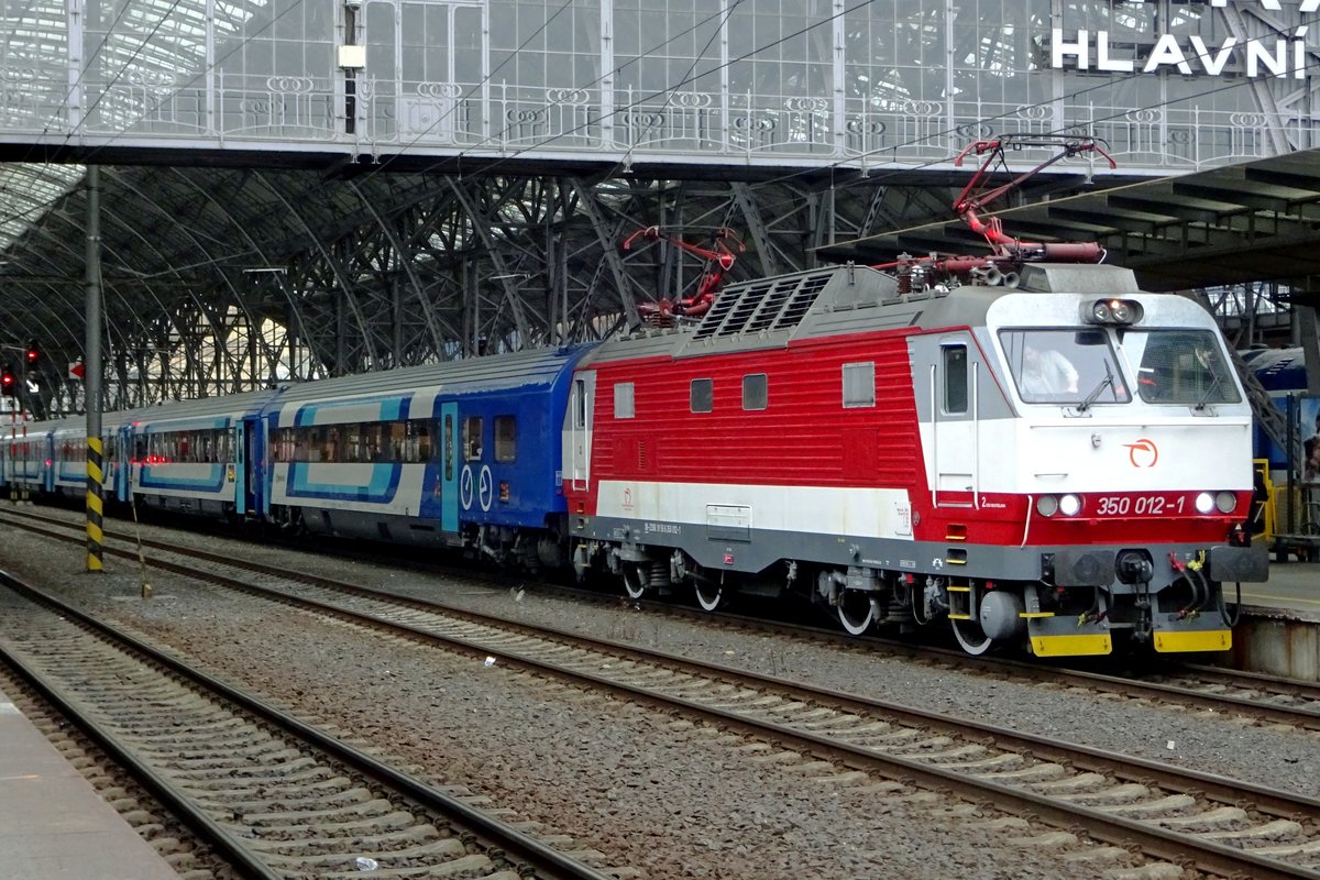 ZSSK 350 012 departs from Praha hl.n. on 23 February 2020 with EC HUNGARIA toward Budapest-Nyugati via Breclav and Bratislava.