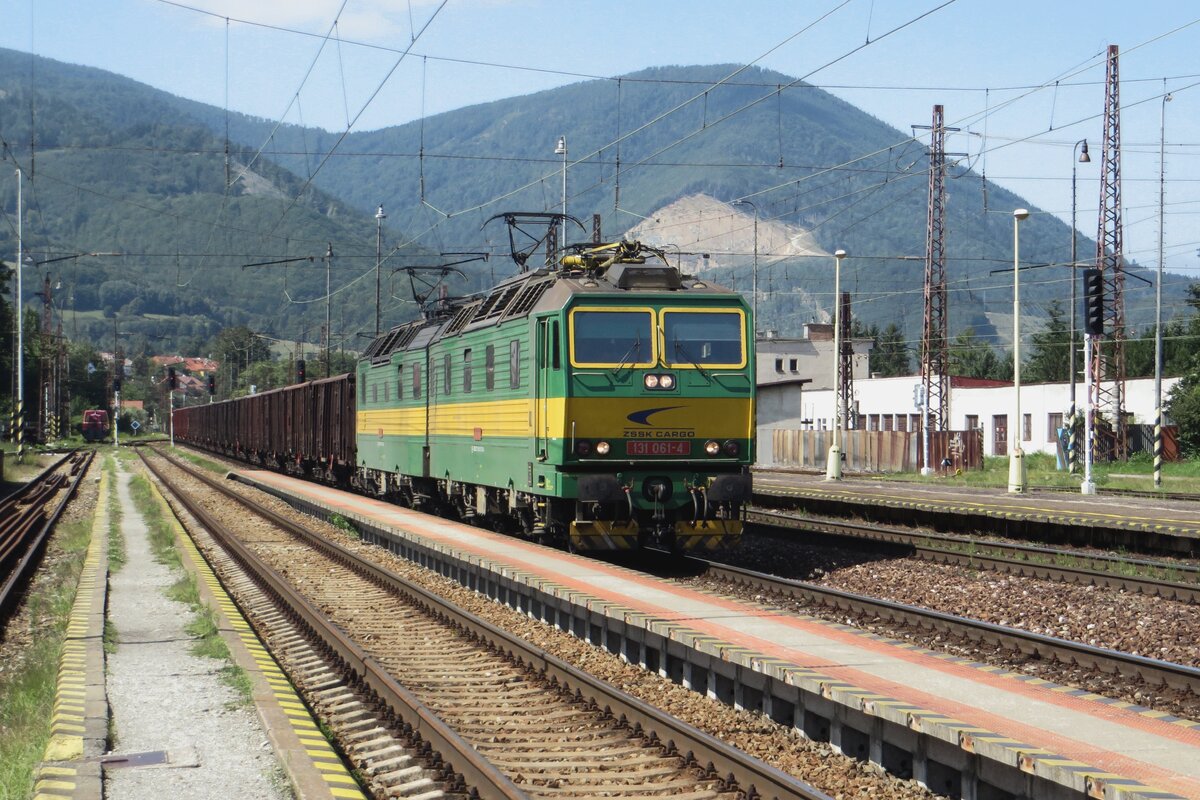 ZSSK Cargo 131 061 -still in her original colours- hauls a coal train through Vrutky on 25 August 2021.