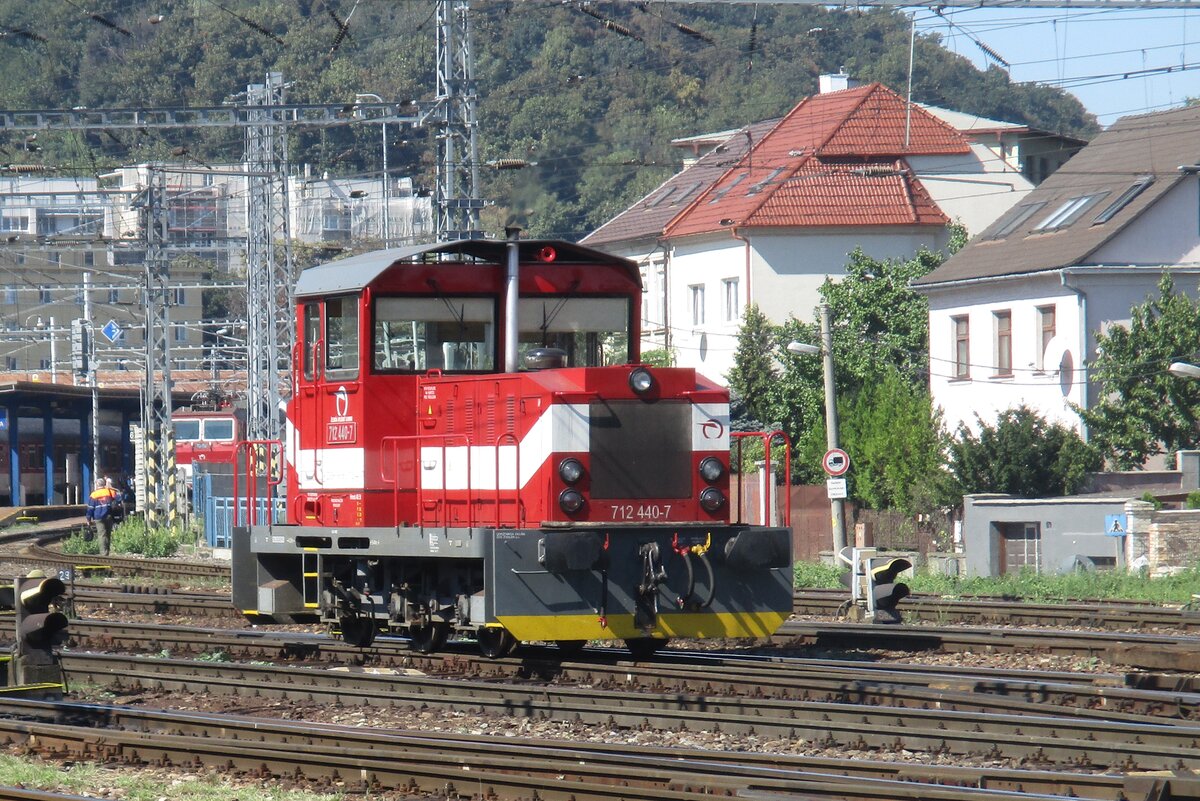 ZSSR 712 440 rides through Bratislava hl.st. on 12 September 2018.