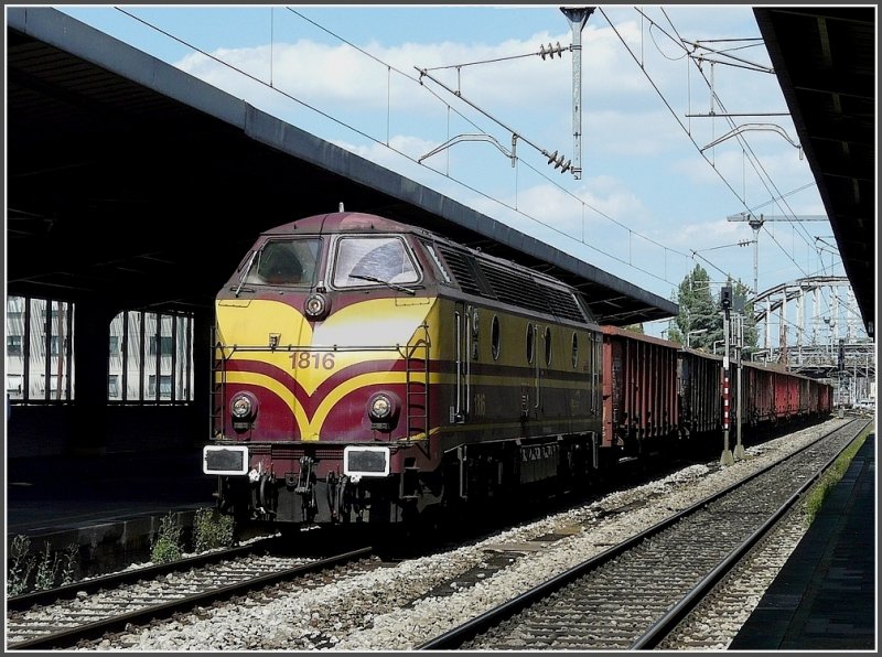 1816 is hauling a freight train through the station of Esch-sur-Alzette on August 4th, 2009.