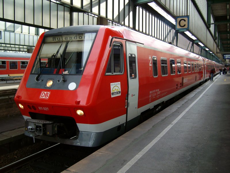611 027 +2weitere Einheiten (3-fach Traktion) mit IRE nach Aulendorf bzw. Horb (letzte Einheit) Trennung in Tbingen . Abfahrbereit in Stuttgart Hbf am 07.09.2009