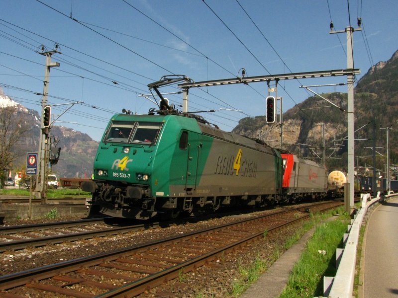 A Class 186 of R4C and a Veolia Class 186 with the VOS-Cargo train at Flelen,10.04.2009