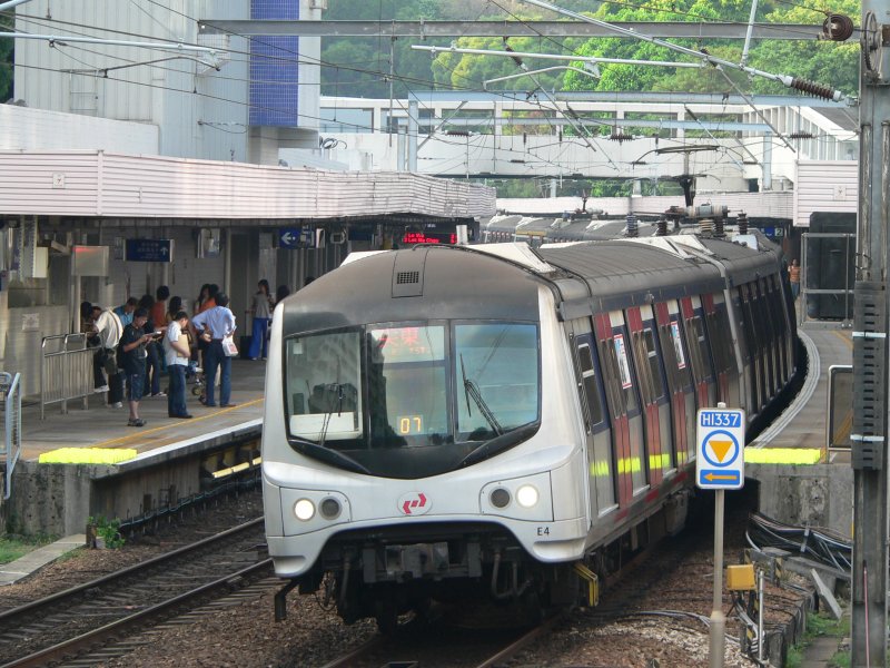 A KCR train in Mong Kok, Sept. 2007