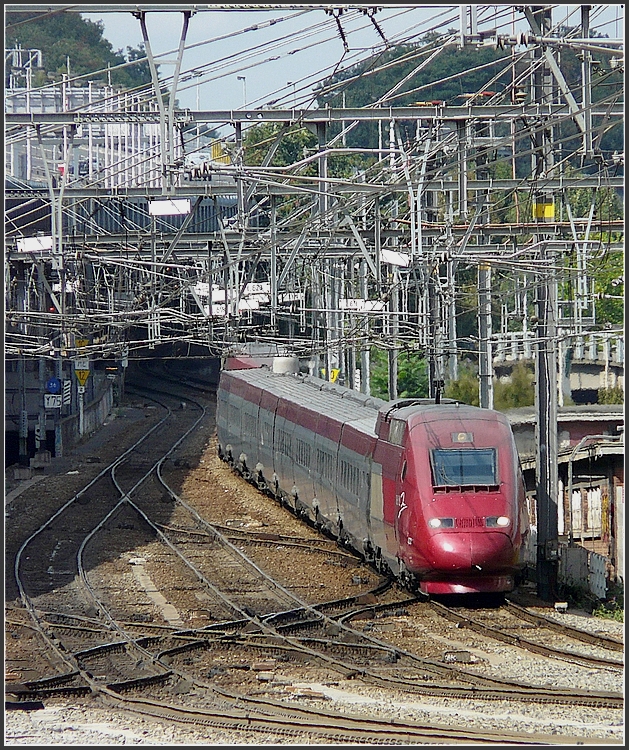 A PBKA Thalys unit is coming down the ramp from Ans to Lige Guillemins on its way from Brussels to Cologne on August 30th, 2009.