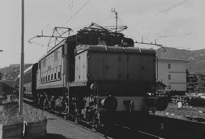 An old FS 626 263 with a local train in Como. 
June 1985
(scanned analog photo)