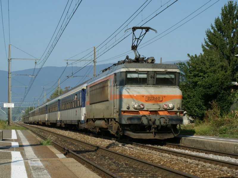 BB 22240 with the season overnight train Quimper - Genve by Vernier Meyrin. 27.08.2009