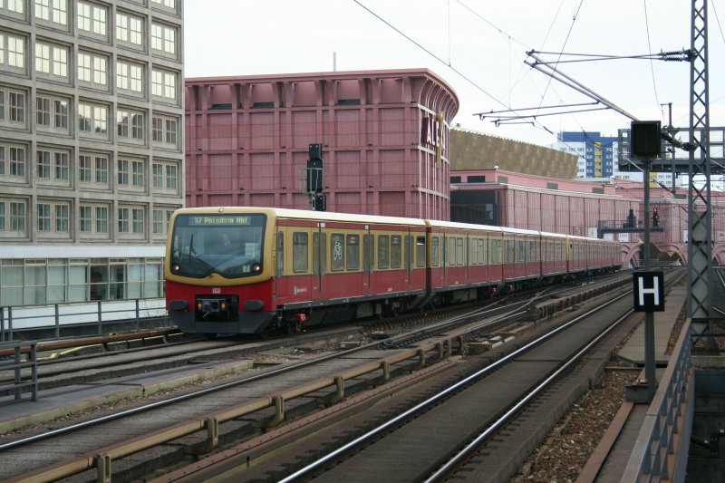 DB 481 208-7 with S7 towards Potsdam(Hbf) on 26.10.2008 at Berlin-Alexanderplatz.