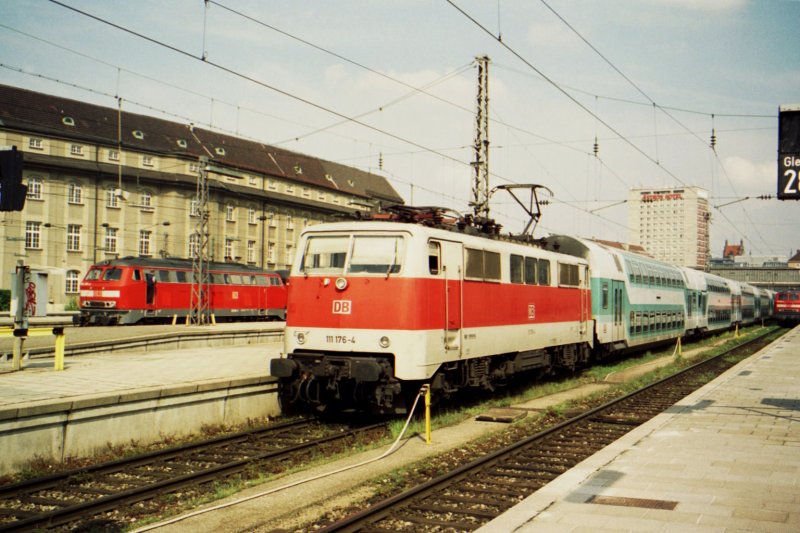 DB E 111 176-4 in the S-Bahn colour in Munich Main Station.
04.05.2001. 
(scanned analog photo)