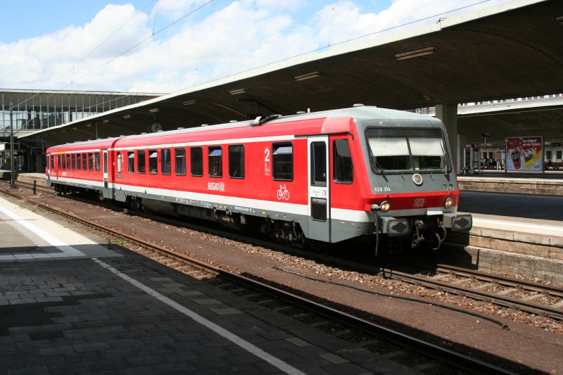 Diesel multiple unit 628 314-6 as RB towards Sinsheim at Heidelberg main station on 13. July 2009. 
