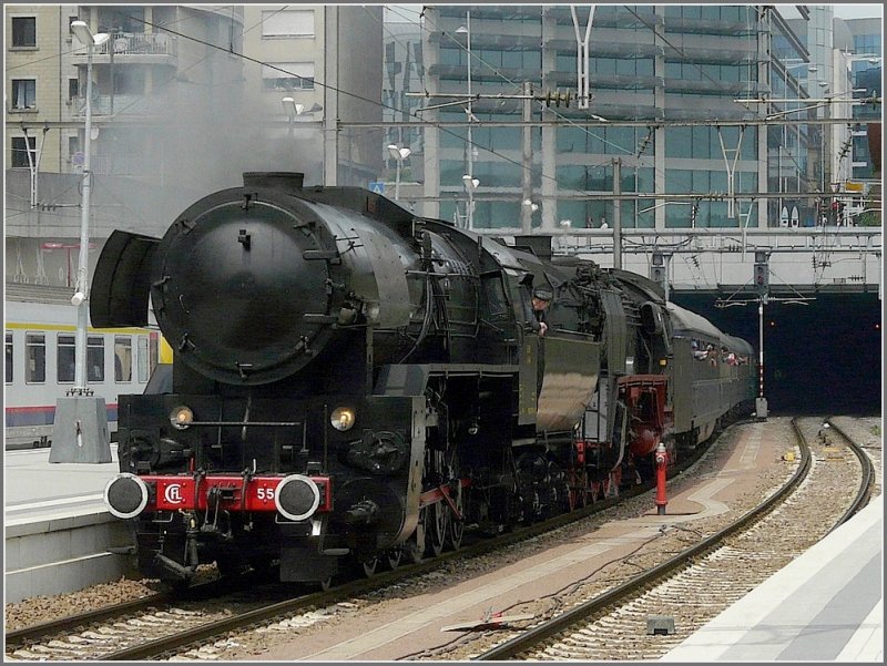 Double header (CFL 5519 and HEF 01 118) with german historical carriages arrives at the station of Luxembourg City on May 9th, 2009.