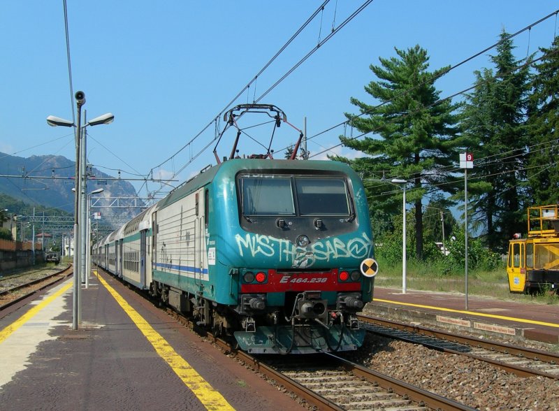 FS E 464 298 with a local train to Domodossola is leaving in Stresa.
10.09.2007