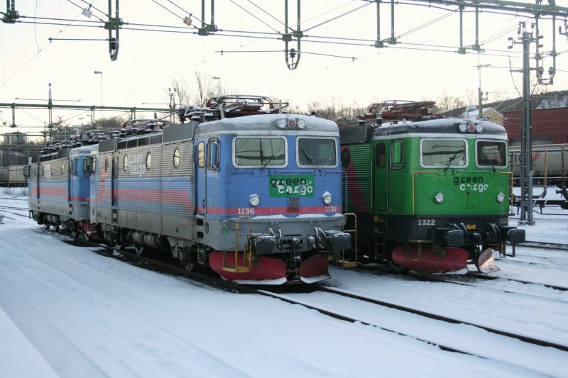 GC (Green Cargo) Rc2 1136 Rc4 1322 an Rc2 1089 on 21.12.2008 at Sundsvall C.
