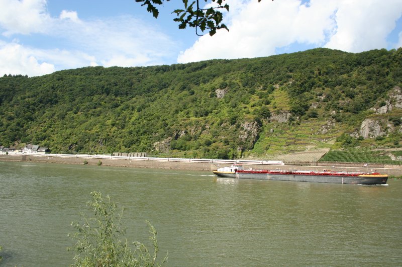 ICE 401 066-6/566  Gelnhausen at the left side of the Rhein river near Hirzenach. 
