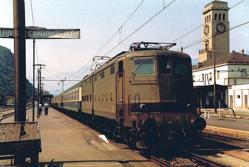 In the Bolzano/Bozen station waits the FS E 636 175 with a international fast-Train to Germany the departure times. 
22.07.1984