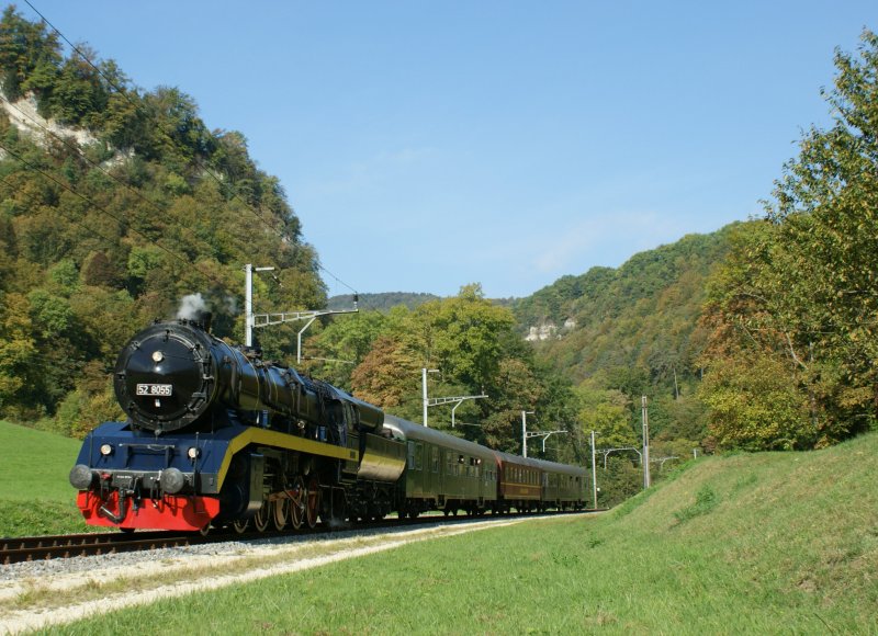 In the sunny morning is coming the 50 8052 with the train out of the old Hauenstein tunnel. 
Picture by Trimbach, 02.10.2009