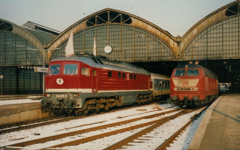 Lbeck in the 90ste of the last century: 234 657-5 with a Interregio from Rostock to Hamburg and the 218 201-8. 