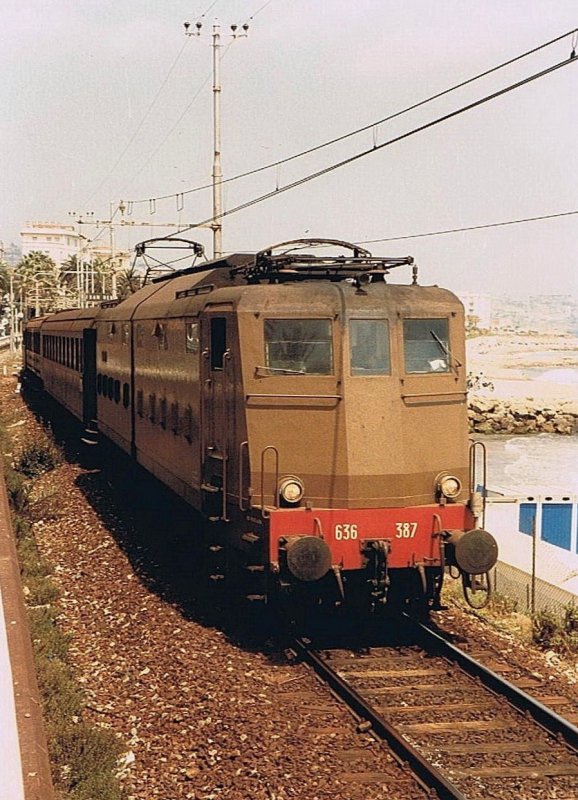 On the sea side goes the railway line after the San Remo station on the west. FS E 636 387 with an old local train to Ventimiglia.
June 1985
(scanned analog Photo) 