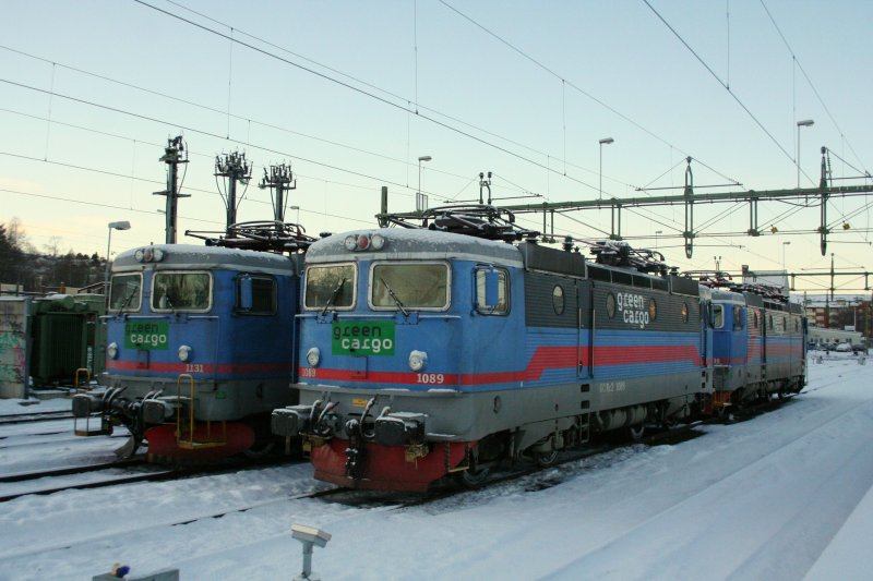 Green Cargo Rc2 1089, 1131 and 1136 while an snowstorm