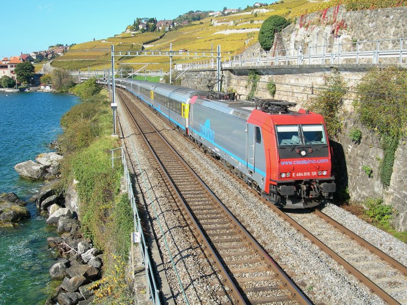 Re 484 016 with CIS EC to Milan between Rivaz and St-Saphorin.
19.10.2007