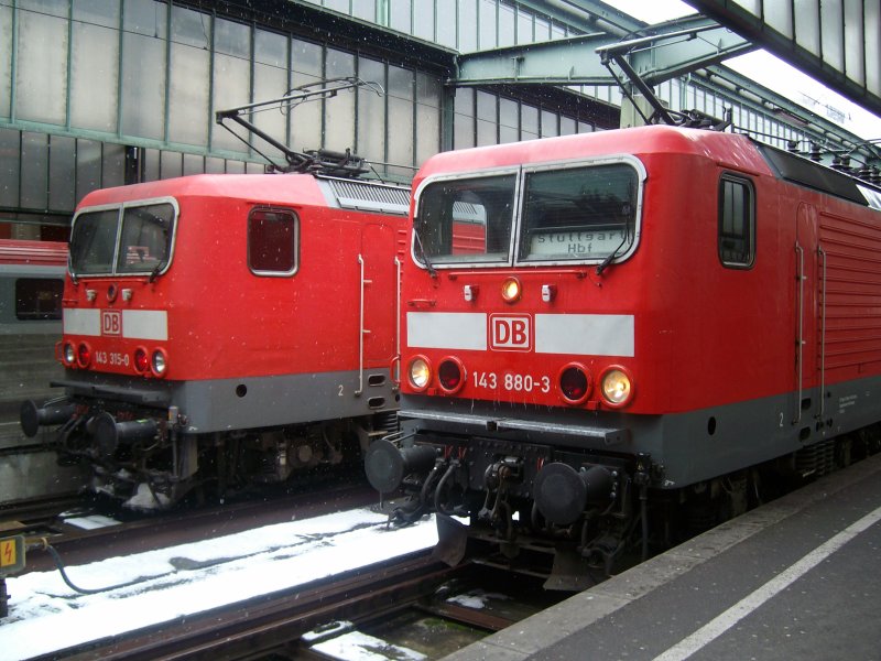 BR143 in Stuttgart Hbf. am 16.02.2009 
