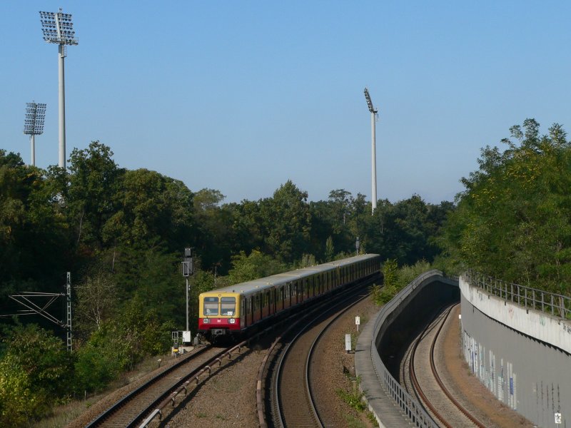 A class 485 train near Messe / ICC. 2009 