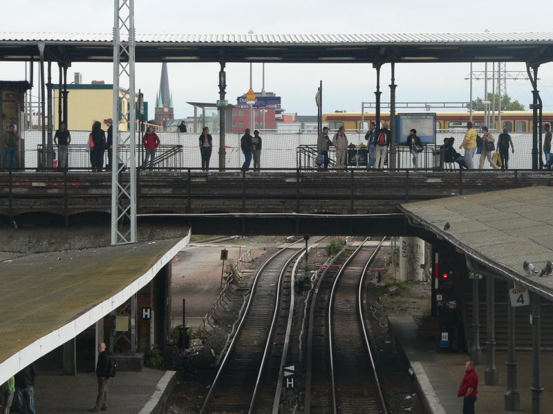 Waiting for the S-Bahn - Berlin Ostkreuz, 2009-09-06 
