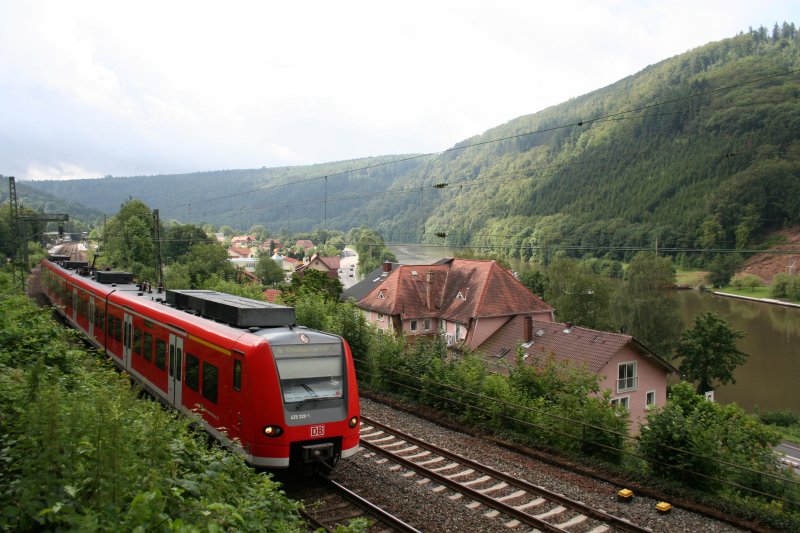 S1 of S-Bahn Rhein-Neckar towards Homburg(Saar) with 425 220-0/720-9 on 13. July 2009 at Zwingenberg.
