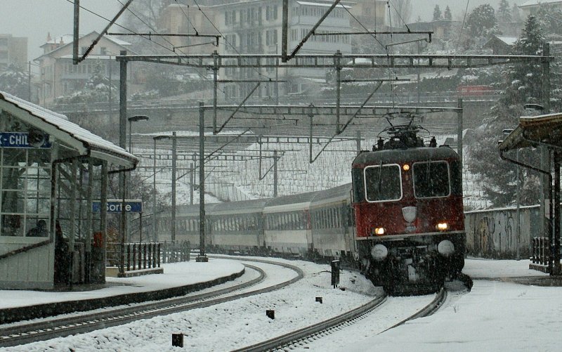 SBB Re 4/4 II with an Interregio by a strong winter weather on the way to Brig. 
17.12.2008