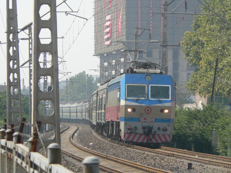 SS7D 0019 with a passenger train passing Xi'an. September 2007