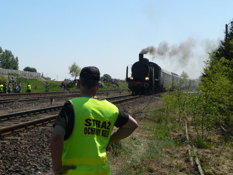 Straż Ochrony Kolei (a polish railway policeman) and Okt-359 in Wolsztyn, 2009-05-02