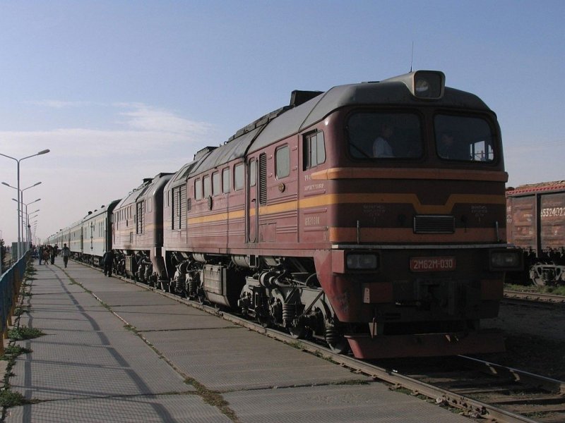  Taigatrommel  Double unit locomotive 2M62M-030 with “our train” from Ulaanbaatar to Peking at Sainshand railway station on 20-9-2009.