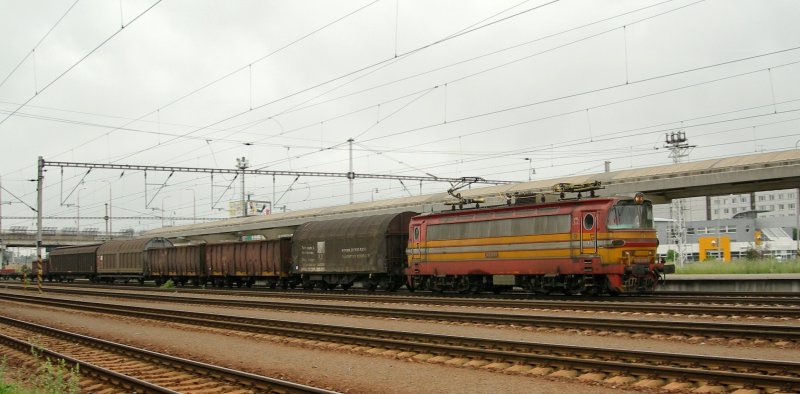 The 240 024-0 with a cargo train in Bratislava Petrzalka.
20.05.2008