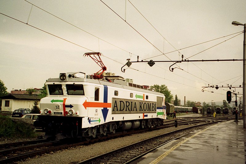 The 363-037 in the ADRIA KOMBI - colours in Ljubljana.
03.05.2001
(analog photo)